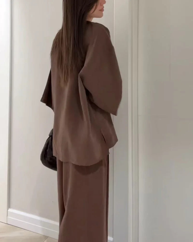 V Yaka Üst ve Pantolon Takım